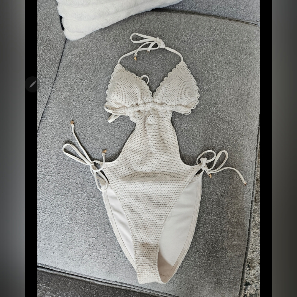 Victoria Secret Beige Crochet One-Piece Monokini Size Medium - Picture 3 of 8